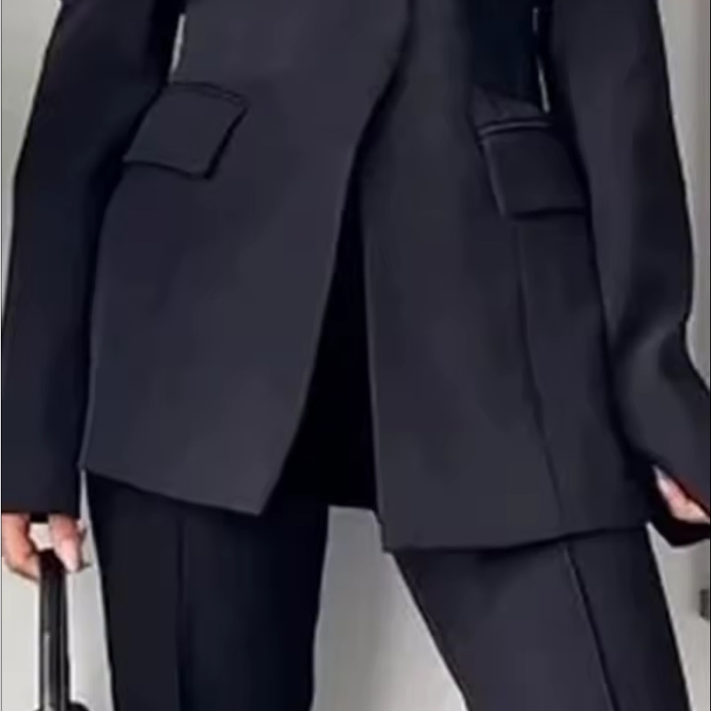 Elegant Black Off-Shoulder blazer - Picture 4 of 4